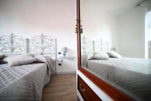萨尔扎纳B&B Agorà Sarzana的卧室内两张并排的床