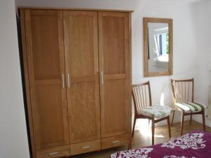 克桑滕Ferienwohnung Knusperhaus的配有床和镜子的木柜