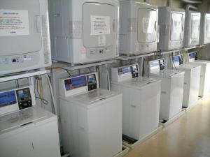 丰桥市冈田屋碧沙酒店的一堆机器放在架子上