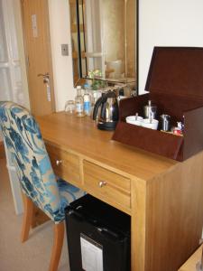 南安普敦恩尼奥斯精品酒店的一张带椅子和镜子的木桌