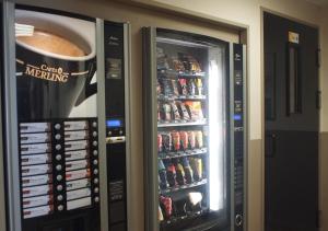 尼奥尔普瑞米尔尼奥特伊斯特夏雷经典酒店的出售咖啡的自动售货机