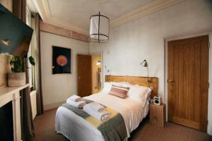 伦敦库尔佩珀酒店的一间卧室配有带毛巾的床