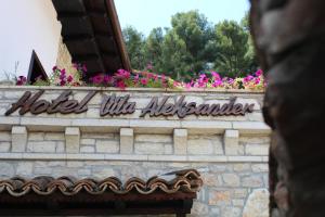 培拉特维拉亚历山大酒店的花墙上的小白 ⁇ 记号