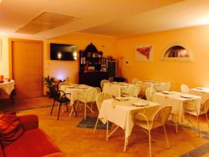 阿尔伊泰尔梅普林西比住宿加早餐酒店的一间设有白色桌椅的用餐室