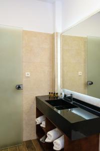 普拉塔尼亚斯Aetheras Beach的浴室设有黑色水槽和镜子
