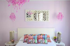 卡尔佩Residencial Terra de Mar, Grupo Terra de Mar, alojamientos con encanto的卧室拥有粉红色的墙壁,配有带枕头的床铺
