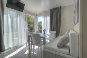 罗马弗莱米尼欧田园小屋花园酒店的客厅配有桌子和白色沙发
