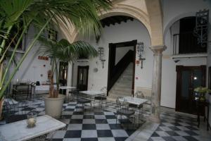 圣玛丽亚港圣巴托洛梅皇宫酒店的一间带桌椅和 ⁇ 制地板的餐厅