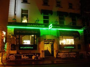 利物浦汉诺威酒店&麦卡特尼酒吧的大楼前绿灯的阿莫尔酒店