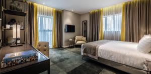 海法海法金冠酒店的配有一张床和一张书桌的酒店客房