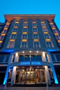 伯萨杜竺选择酒店的一座酒店大楼,前面有标志