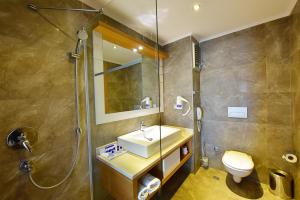 居姆贝特茉莉海滩酒店的一间带水槽、淋浴和卫生间的浴室