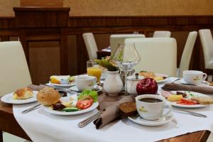 克拉科夫大卫精品酒店的餐桌,盘子上放着食物和咖啡