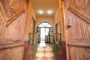 苏克雷Casa Verde B&B的走廊设有木门,铺有瓷砖地板