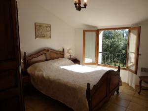 PontevèsVacances en Provence的一间卧室设有一张大床和一个窗户。