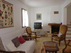 PontevèsVacances en Provence的客厅配有沙发、椅子和电视