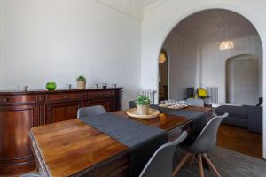 尼斯海滨美丽公寓的客厅配有木桌和椅子