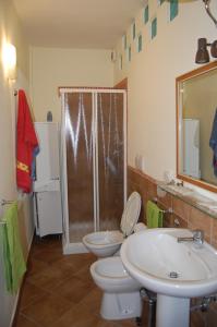 加利波利Tramonto -Appartamenti OltreMare- Lido Conchiglie Gallipoli的浴室配有卫生间、盥洗盆和淋浴。