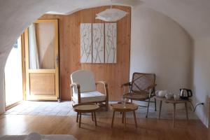 瓦勒罗盖Le Clarou的客厅配有椅子和桌子