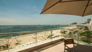 里约热内卢勒梅竞技场酒店 的享有海滩和海洋景致的阳台