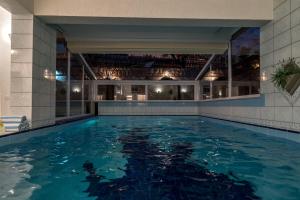 斯普利特Villa Solis的大楼内的一个蓝色海水游泳池
