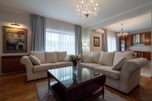 斯普利特Villa Solis的客厅配有两张沙发和一张玻璃桌