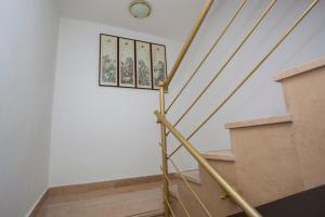 图彻皮Apartments Ankora的墙上挂有时钟的建筑物的楼梯
