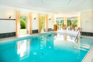 巴特拉尔Bio-Hotel Melter的一座室内蓝色海水游泳池