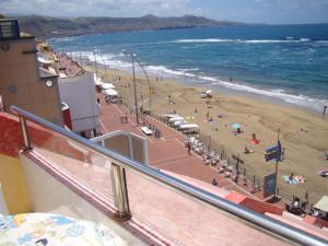 The Beach Las Canteras Vacacional的阳台或露台