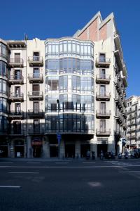巴塞罗那西里尼亚兰布拉加泰罗尼亚广场酒店的一条城市街道上的白色大建筑