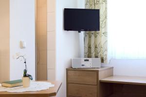 阿布特瑙马格达莱纳民宿的客厅配有桌子上方的电视