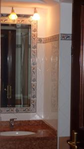 马拉泰亚伊利西尼酒店的一间带水槽和镜子的浴室