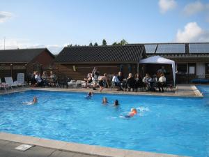 瓦伊厄斯斯特兰德维杰斯家庭小屋营地的一群人在游泳池游泳