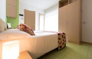 利尼亚诺萨比亚多罗的里雅斯特玛瑞酒店的一间卧室设有一张床和一个大窗户