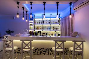 费拉梦幻岛酒店的一间酒吧,里面设有两张凳子和一张桌子