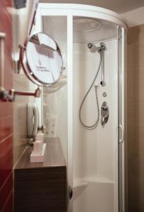纳夫普利翁亚历山德罗精品酒店的带淋浴、盥洗盆和镜子的浴室