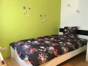 Bollendorf-Pont25 Bollendorf的卧室配有一张墙上鲜花的床