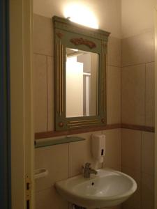 奥托纳Le dimore Al Vecchio Teatro的一间带水槽和镜子的浴室