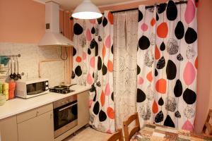 Apartament on Filimonovskaya (#7)的厨房或小厨房
