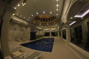 科威特亚当斯酒店的大型客房,设有游泳池,位于大楼内