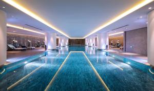 北京北京维景国际大酒店的一座灯光明亮的游泳池