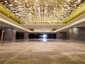 北京北京泰富酒店的一个带吊灯的大型大堂和一间大房间