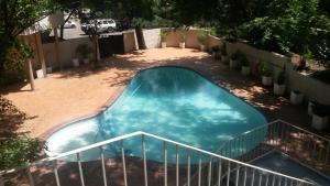 布隆方丹President Hotel的庭院中带滑梯的游泳池