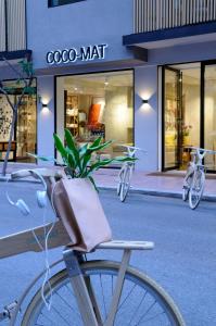 雅典雅典可可玛特酒店的存放在植物商店前的自行车