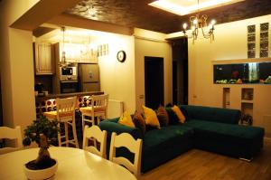 布拉索夫Classic Apartment的客厅配有绿色沙发和桌子