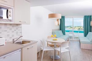 马盖鲁夫桑达罗海滩圣米歇尔酒店的厨房以及带桌椅的用餐室。