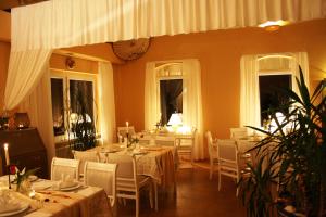 BresewitzLandhaus Martens的一间设有白色桌椅和窗户的用餐室