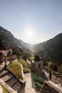 ComolognoPalazzo Gamboni Swiss Historic Hotel的从一座背景为山脉的建筑的顶部可以欣赏到风景