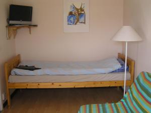 FredrikaFredrika Hotell Jakt&Fiskecamp的一张位于带灯和沙发的房间的床铺