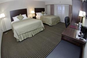 布兰登维多利亚酒店及布兰登会议中心的酒店客房配有两张床和一张书桌